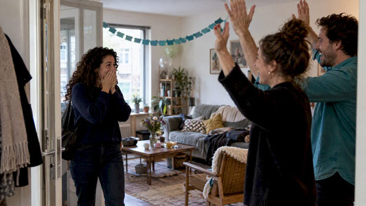Vrienden verrassen een jarige in de woonkamer