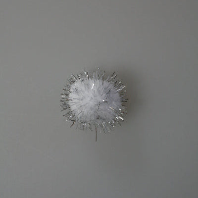 Pompom mit weißem Aufkleber für kreative Projekte