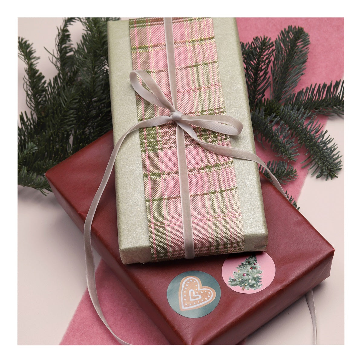 Kerstcadeaus afgewerkt met kerststickers, sfeerbeeld - Kadopapier.net