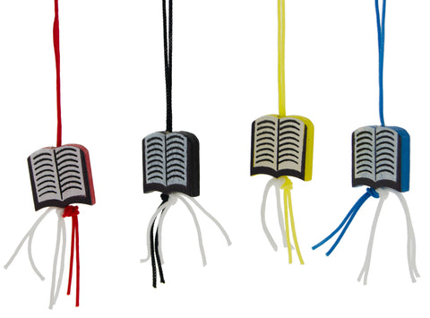 Buch mit Glücksanhängern