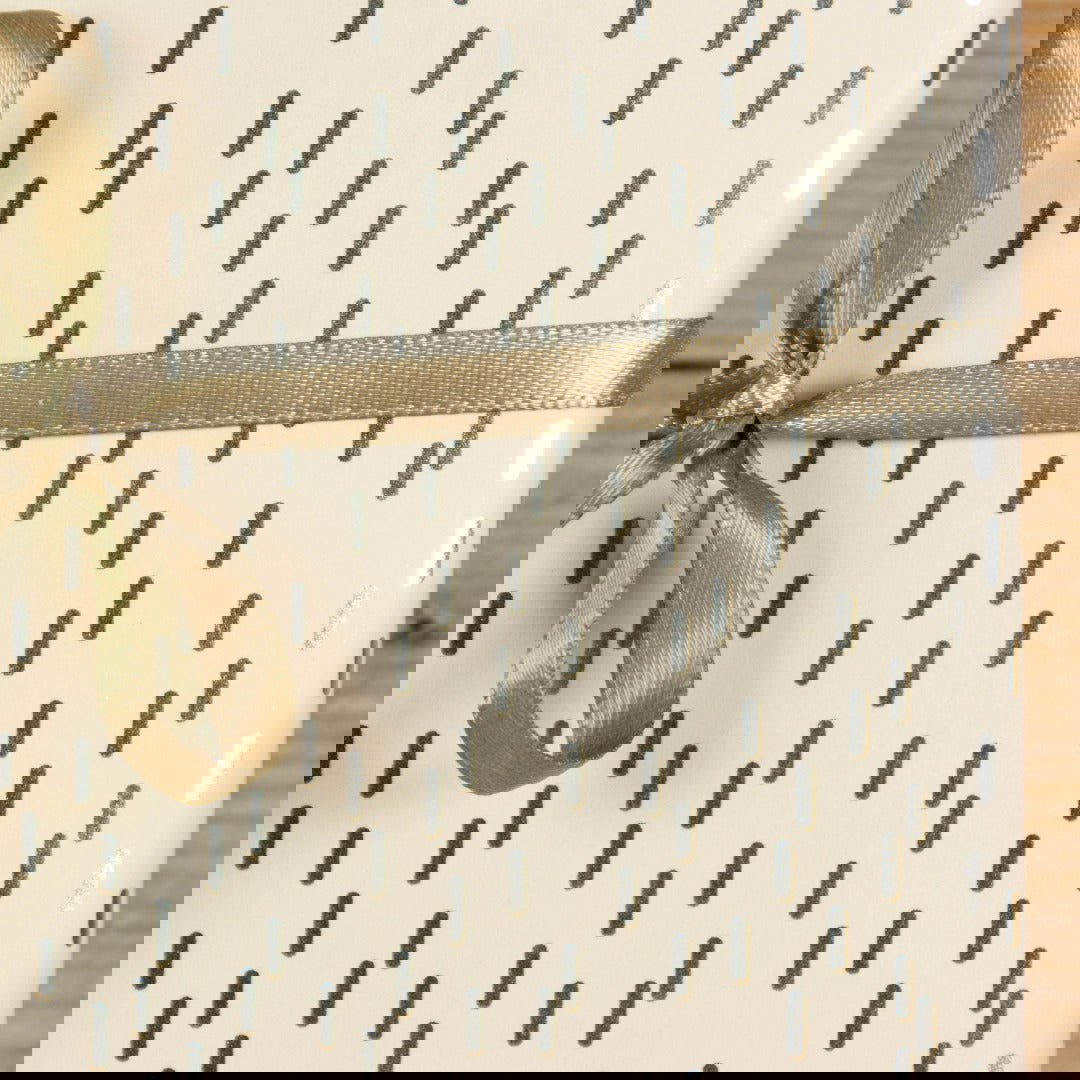 Inpakpapier met hoogglans Streepjes Ivoor - Kadopapier.net