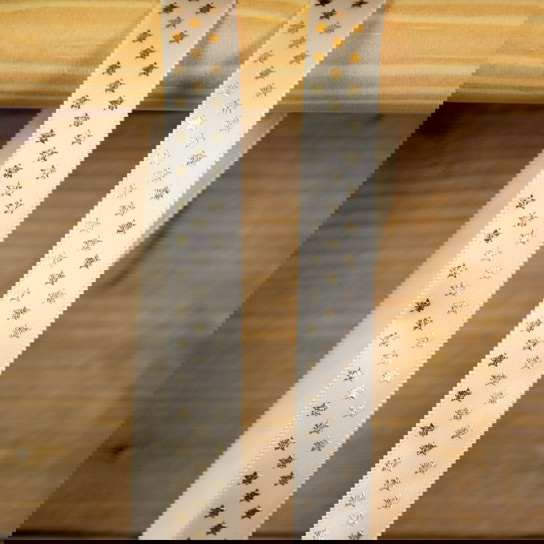 Kerstlint Stars on Satin Ivoor - Kadopapier.net