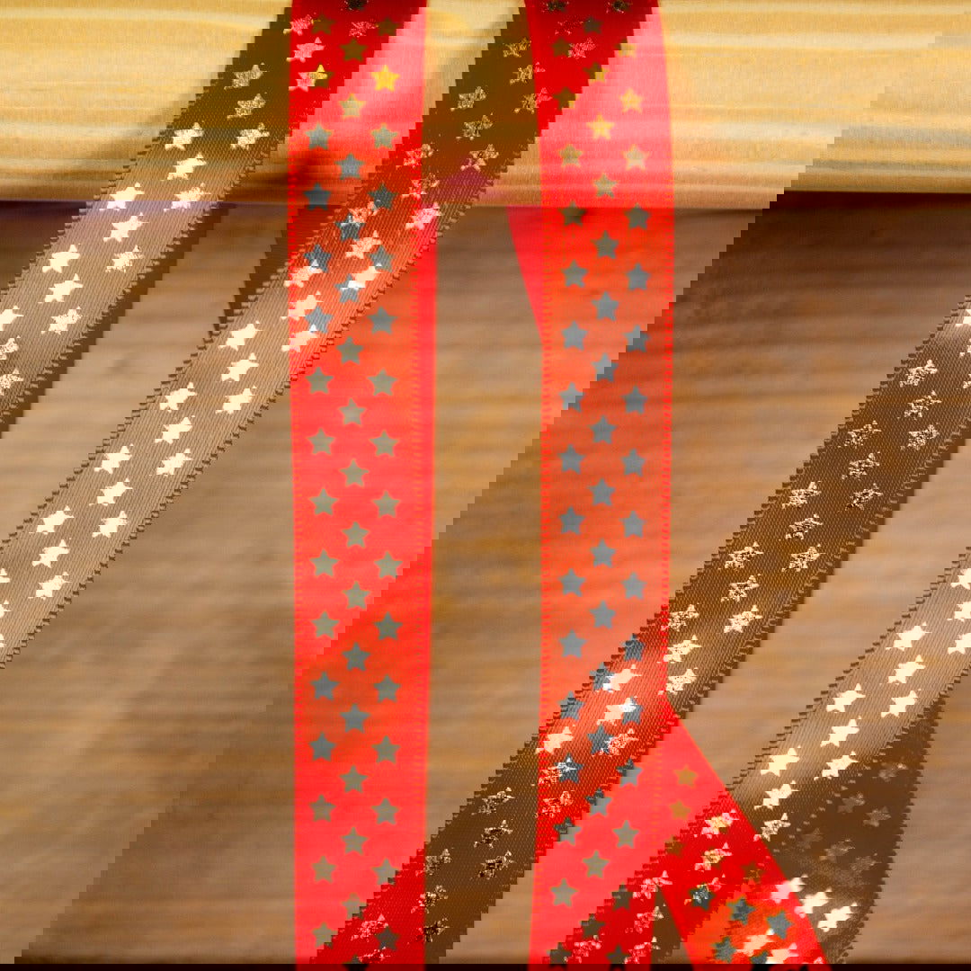 Kerstlint Stars on Satin Rood - Kadopapier.net