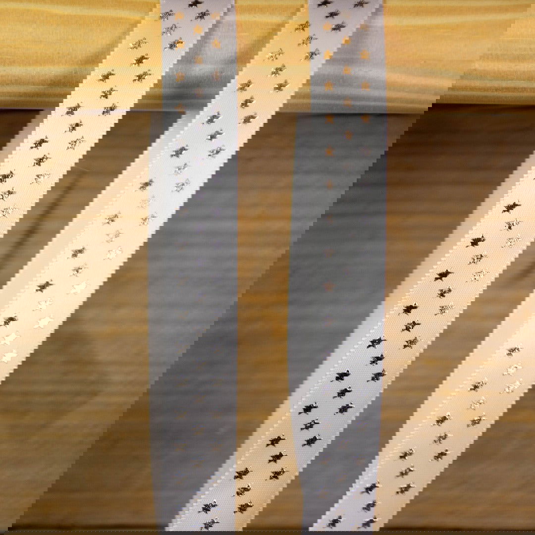 Kerstlint Stars on Satin Wit - Kadopapier.net