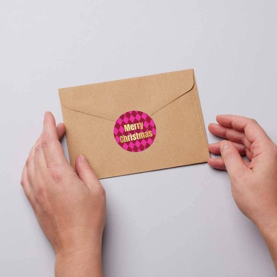 Merry Christmas etiket met ruitmotief op een kraft envelop - Kadopapier.net