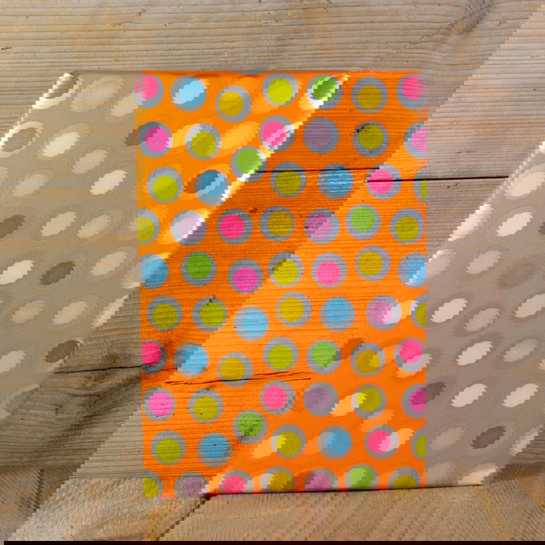 Oranje inpakpapier met stippen - Kadopapier.net