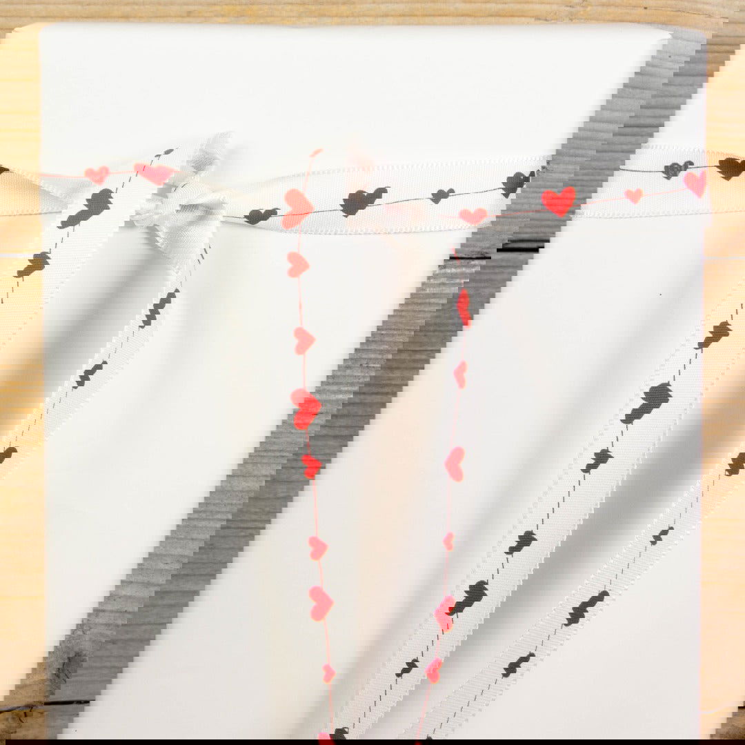 Satijnen lint Lovfeast Off White - Kadopapier.net