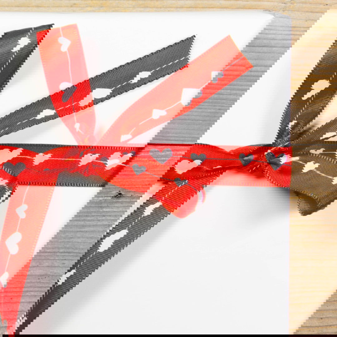 Satijnen lint Lovfeast Rood - Kadopapier.net