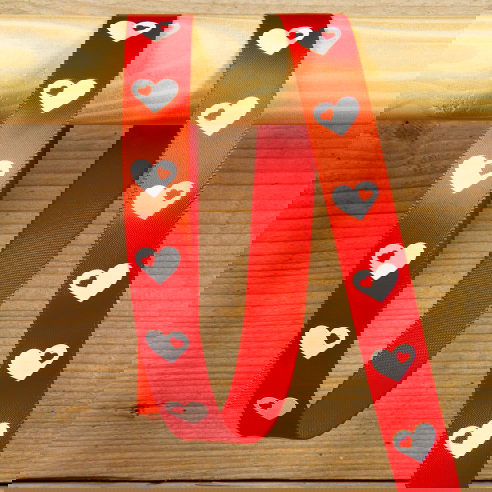 Satijnlint rood met witte Hartjes - Kadopapier.net