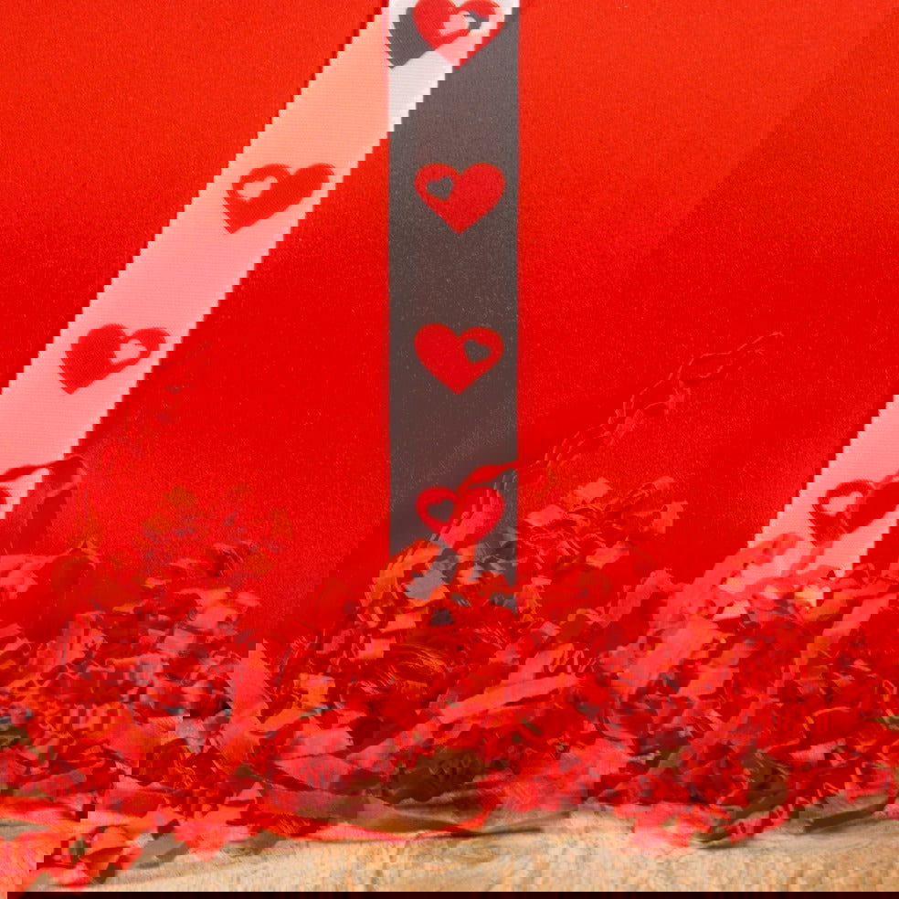 Satijnlint wit met rode Hartjes - Kadopapier.net