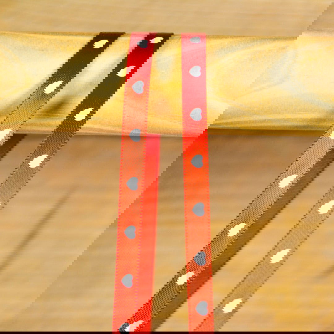 Smal satijnlint met Hartjes Rood - Kadopapier.net