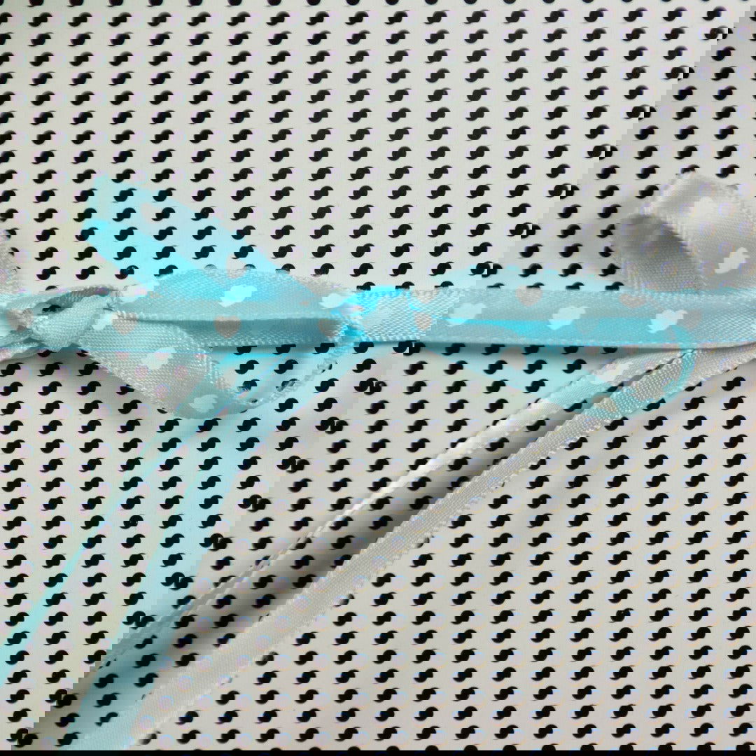Smal satijnlint met Hartjes licht Blauw - Kadopapier.net