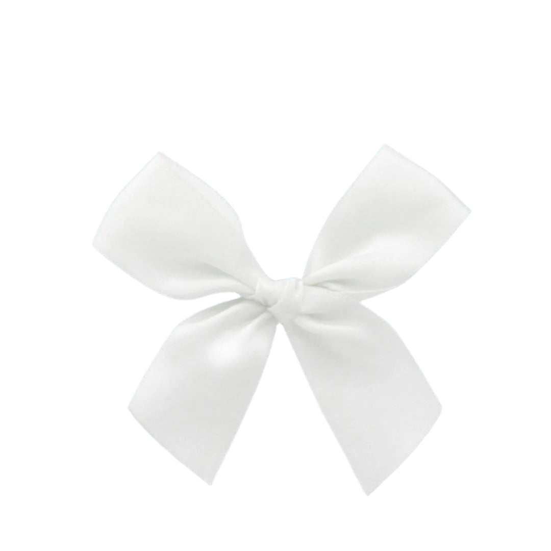 Wit Satijnen strikje met plakker - Kadopapier.net