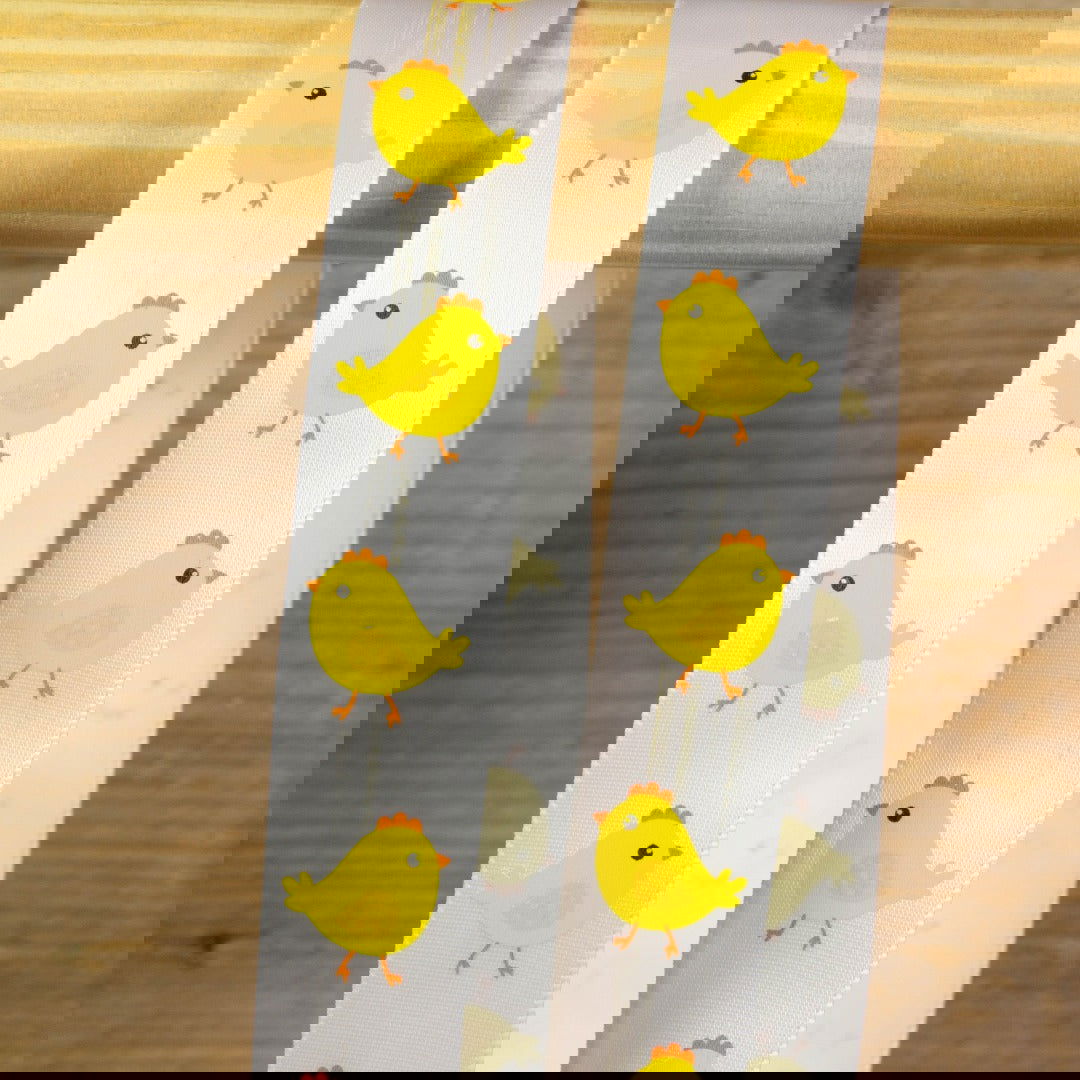 Wit satijnlint met grote Kuikens - Kadopapier.net