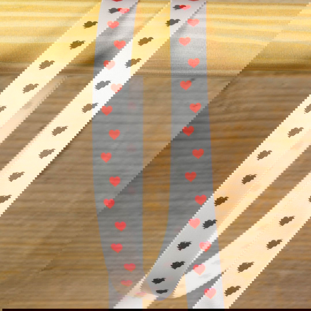 wit Satijnlint met rode Hartjes - Kadopapier.net